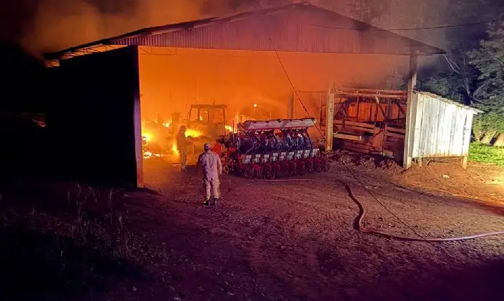 Grande prejuízo após incêndio em galpão, na área rural de Verê