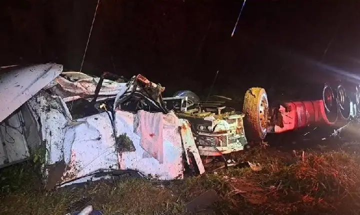 Grave acidente envolvendo caminhões na 277 com vítima fatal