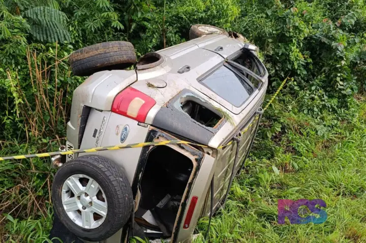 Homem morre após ser ejetado de carro em capotamento na PR-158, próximo à Saudade do Iguaçu