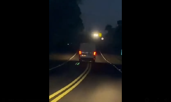 Imagens registradas na Segunda-Feira (13) mostram o momento em que um motorista trafega em zigue-zague em Dois Vizinhos