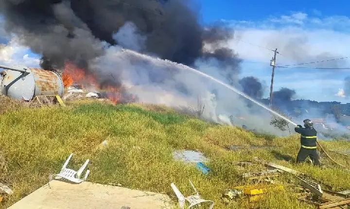 INCÊNDIO ATINGE INDÚSTRIA DE RECICLÁVEIS NO INTERIOR DE ITAPEJARA