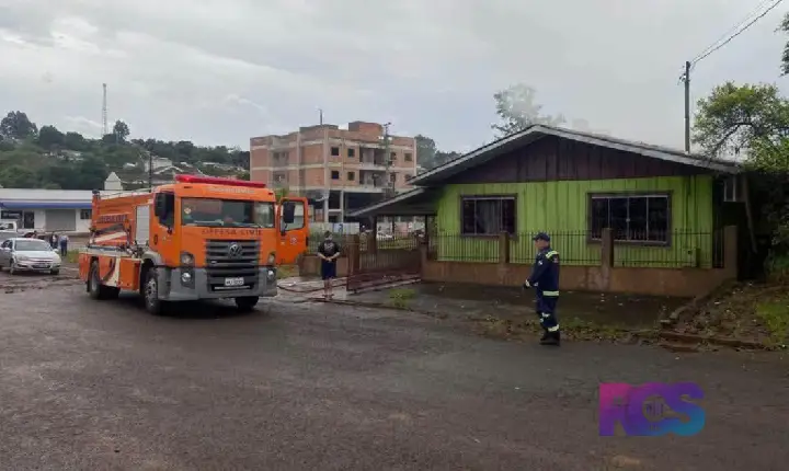 INCÊNDIO ATINGE RESIDÊNCIA DE MADEIRA EM SÃO JORGE D’OESTE