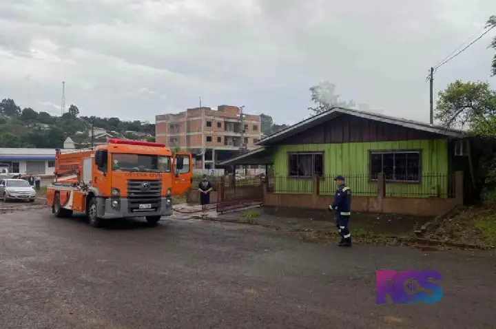 INCÊNDIO ATINGE RESIDÊNCIA DE MADEIRA EM SÃO JORGE D’OESTE