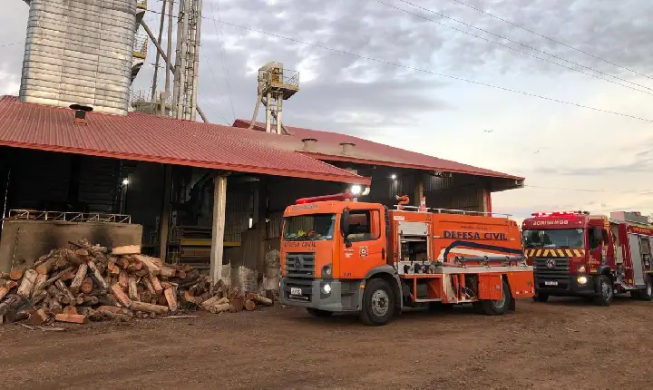 Incêndio atinge silo no Parque Industrial 2 em São Jorge D’Oeste