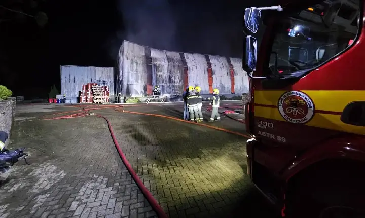 Incêndio de grande proporção destrói setor químico da empresa Eko’7 em Chapecó