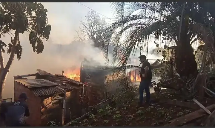 Incêndio de grandes proporções destrói duas casas no bairro Morumbi, em São João