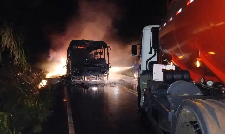 Incêndio destrói ônibus de trabalhadores da Coasul em São João
