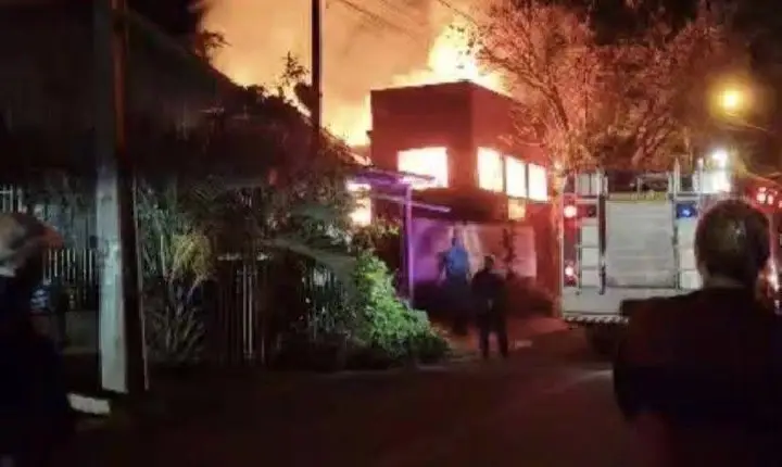 Incêndio destrói residência no Bairro Jardim da Colina em Dois Vizinhos