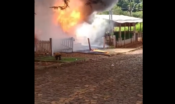 Incêndio destrói residência no distrito de Doutor Antônio Paranhos