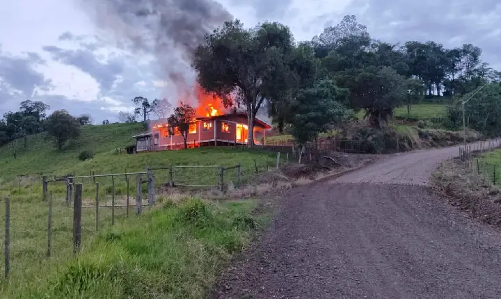 Incêndio destrói residência no Distrito de Doutor Antônio Paranhos na noite deste domingo (16)