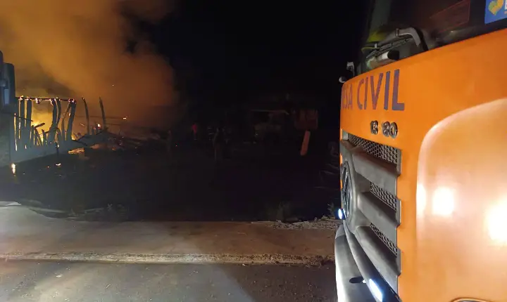 Incêndio destrói residência no interior de São João e mobiliza forças de emergência