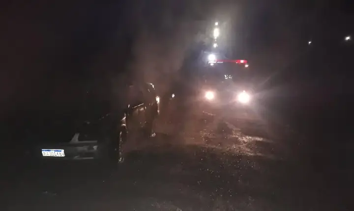 Incêndio destrói veículo abandonado em São Jorge D’Oeste