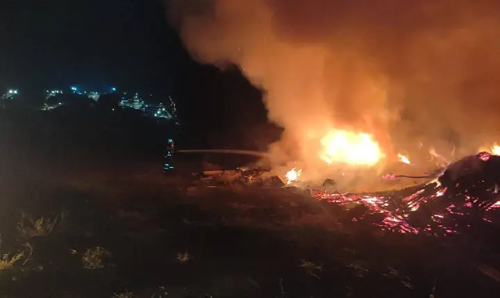 Incêndio em área com acúmulo de resíduos vegetais mobiliza Bombeiro Comunitário em São Jorge D’Oeste