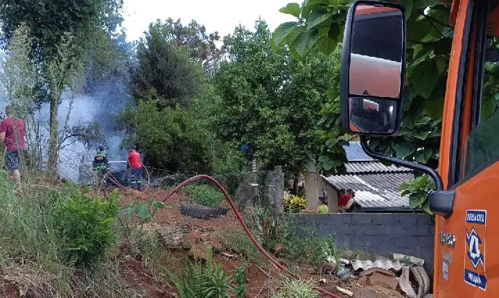 Incêndio em depósito de lenha mobiliza Corpo de Bombeiros no interior de São Jorge D’Oeste