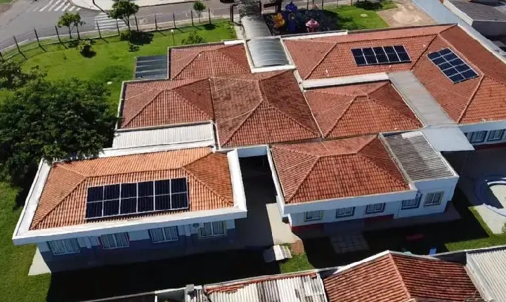 Instalação de sistemas de geração solar da Copel avança em escolas públicas do Paraná