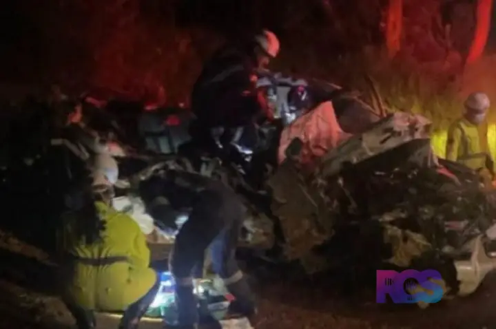 Jovem de 20 anos morre após caminhonete bater contra árvore em Cantagalo