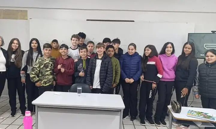 Moradora do distrito reaviva memórias e história em visita ao Colégio Estadual Doutor Paranhos