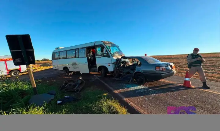 MOTORISTA DE CARRO FICA GRAVEMENTE FERIDO AO BATER CONTRA MICROÔNIBUS 