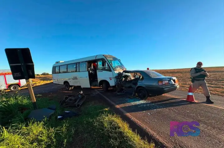 MOTORISTA DE CARRO FICA GRAVEMENTE FERIDO AO BATER CONTRA MICROÔNIBUS 
