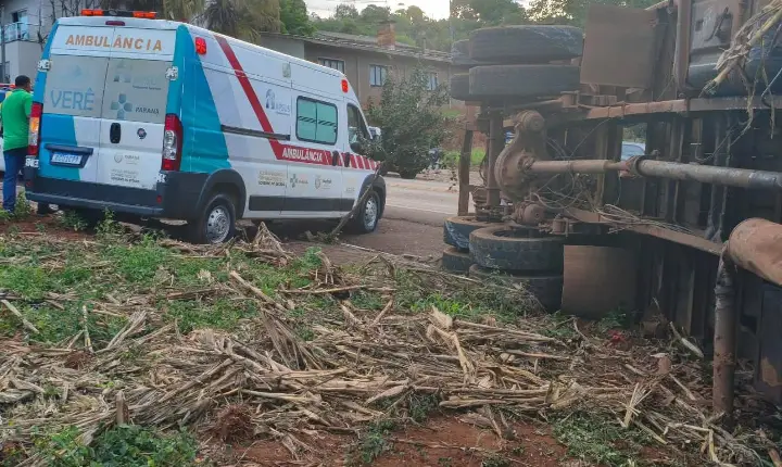 Motorista evita tragédia após tombamento de caminhão no centro de Verê