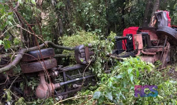 Motorista fica gravemente ferido após caminhão munck sair da pista na PR-182, em Ampére
