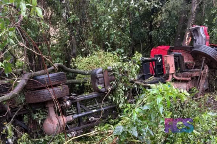 Motorista fica gravemente ferido após caminhão munck sair da pista na PR-182, em Ampére