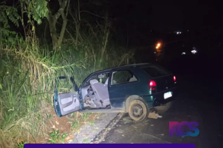 Motorista foge de abordagem policial, bate carro contra barranco e desaparece em mata em Francisco Beltrão