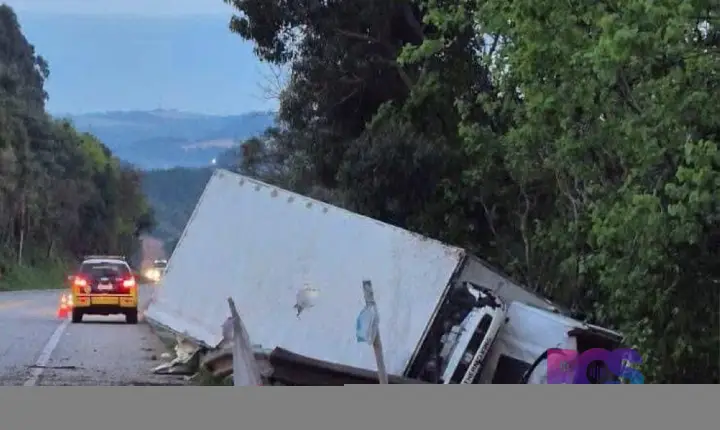 Motorista morre após caminhão carregado com carne tombar na PR-280