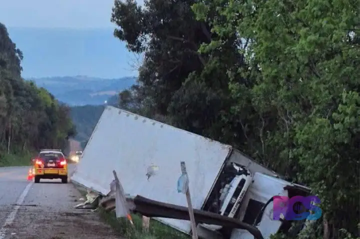 Motorista morre após caminhão carregado com carne tombar na PR-280