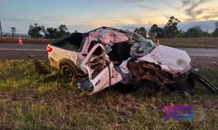 Mulher de 62 anos morre após colisão entre caminhão e Fiat Strada na PR-182, em Ampére
