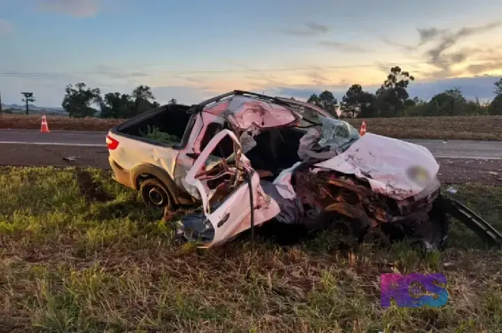 Mulher de 62 anos morre após colisão entre caminhão e Fiat Strada na PR-182, em Ampére