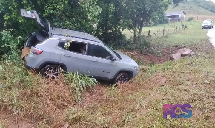Mulher fica presa em carro arrastado pela água e é resgatada durante temporal entre Cruzeiro do Iguaçu e Boa Esperança do Iguaçu