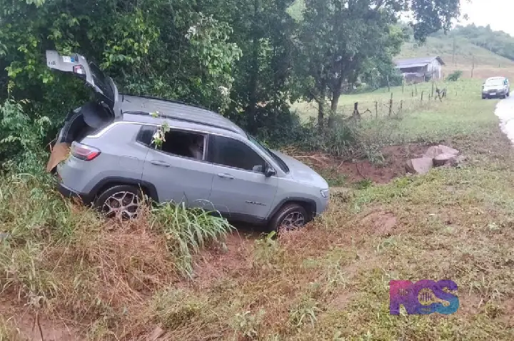 Mulher fica presa em carro arrastado pela água e é resgatada durante temporal entre Cruzeiro do Iguaçu e Boa Esperança do Iguaçu
