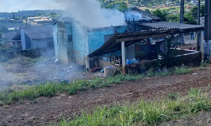 Na tarde desta terça-feira, dia 20, uma casa foi atingida por um incêndio no bairro Hermínio da Rocha, em São Jorge D’Oeste