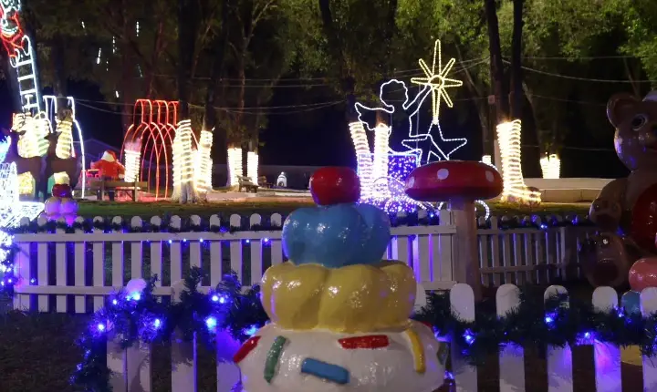 Natal de Luzes transforma a Praça Santos Dumont em ponto de encontro e convivência em São Jorge D’Oeste