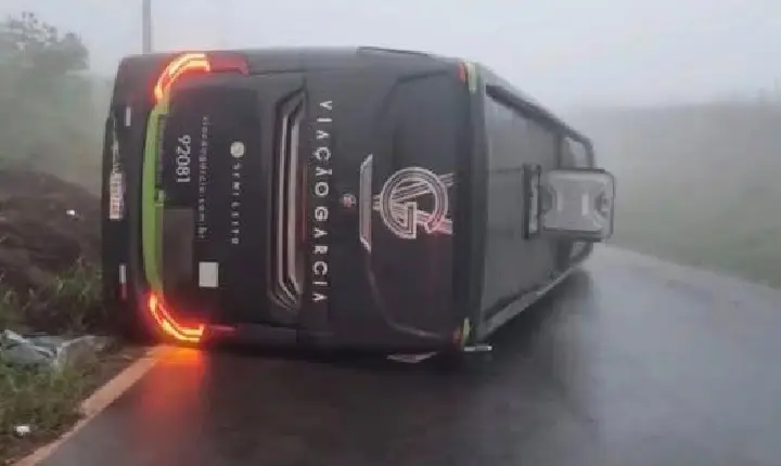 Neblina intensa pode ter provocado tombamento de ônibus da Viação Garcia na PR-444 em Mandaguari