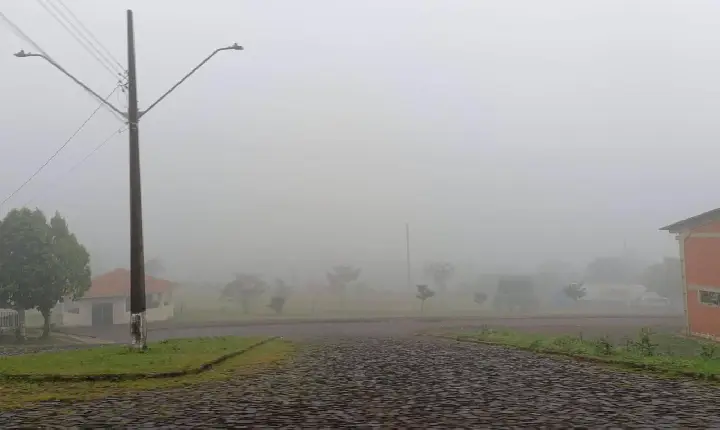 Nevoeiro ainda persiste em São Jorge D'Oeste nesta segunda-feira (6)