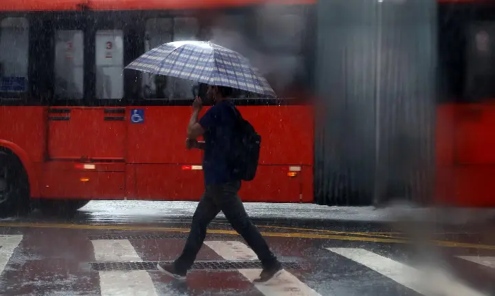 Nova frente fria traz chuva ao Paraná no fim de semana