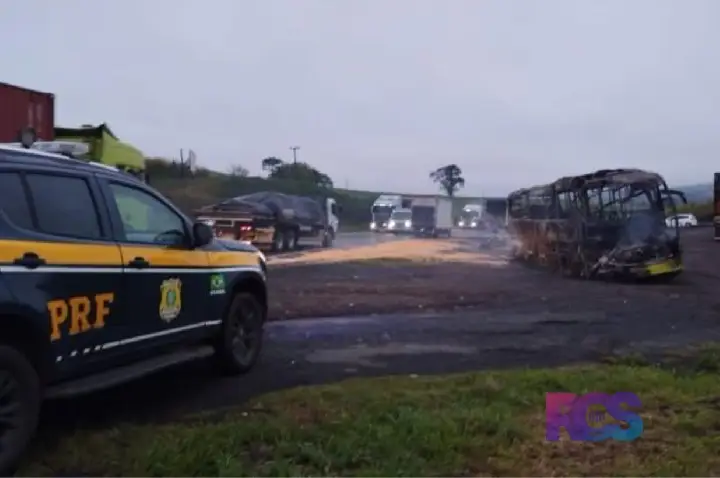 ÔNIBUS COM 14 OCUPANTES SE ENVOLVE EM ACIDENTE NA BR-376, EM ORTIGUEIRA