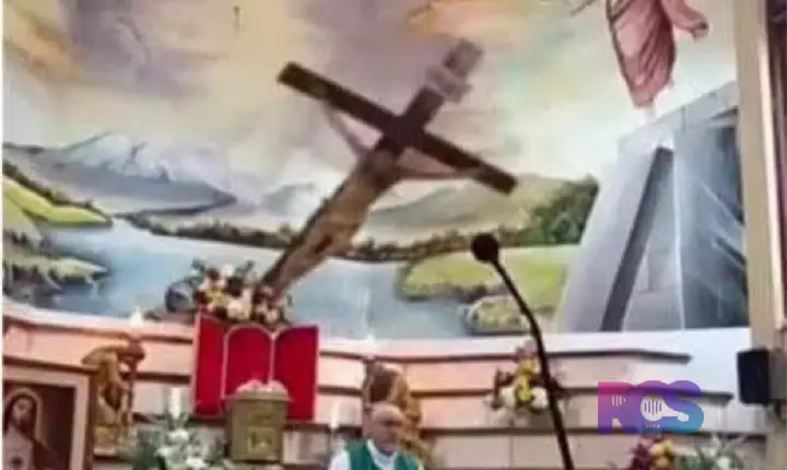 Padre morre após ser atingido por cruz de madeira durante missa em Guayaquil, no Equador