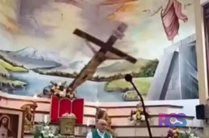 Padre morre após ser atingido por cruz de madeira durante missa em Guayaquil, no Equador