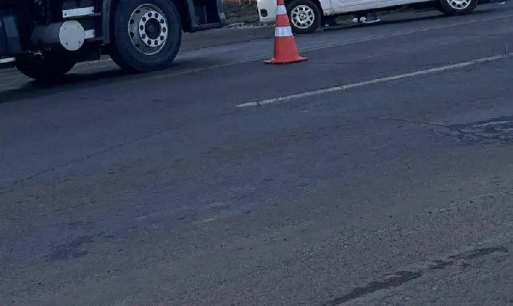 Para-brisa congelado provoca colisão entre carro e moto no perímetro urbano de Dois Vizinhos