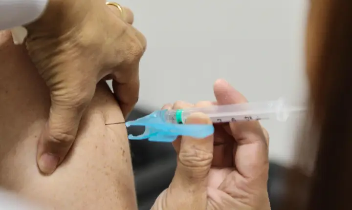 Paraná aplicou 3 milhões de vacinas contra a gripe; cobertura no grupo prioritário é de 48,06%