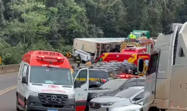 PM fica ferido durante confronto após saque de carga de caminhão tombado em Nova Laranjeiras