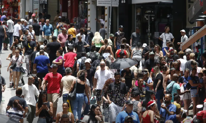 População brasileira chega a 213,4 milhões em julho de 2025
