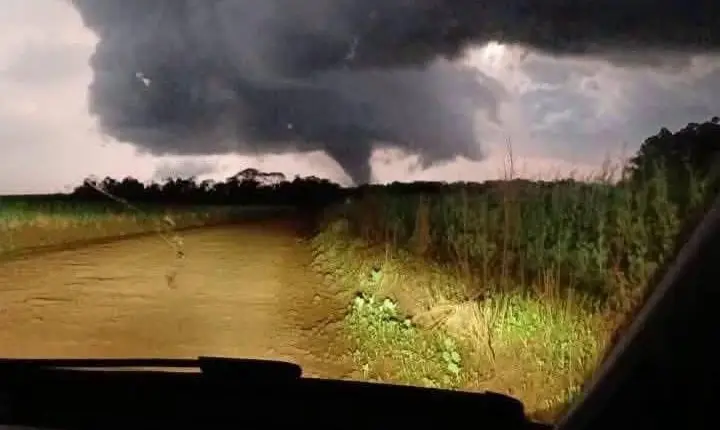 Possível tornado deixa rastro de destruição na zona rural de Giruá, no Rio Grande do Sul