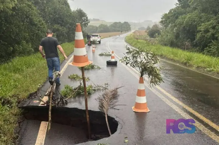 PR-592 é interditada após afundamento da pista e desmoronamento em Nova Prata do Iguaçu