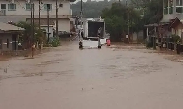 Prefeito adia festa e anuncia decreto de emergência em Goioxim após fortes chuvas
