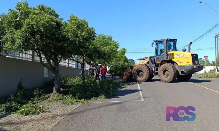 Prefeitura de São Jorge D’Oeste realiza poda de árvores