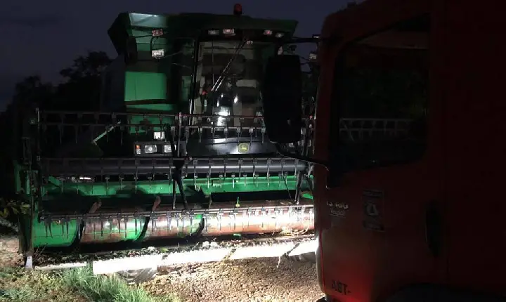 Princípio de incêndio atinge colheitadeira em Linha Tiradentes, mas rápida ação evita maiores danos